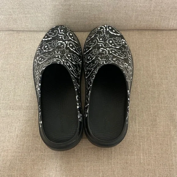 OOFOS Black Paisley-Print Slip-On Clogs - Picture 6 of 8